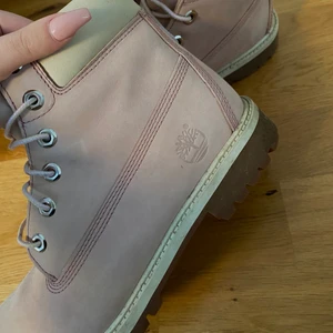 Timberland boots - Ett par vinterkängor / boots från Timberland i rosa/vit modell, strl 40💞