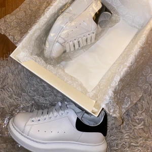 Alexander McQueen skor vita - Säljer mina sjukt fina McQueens då jag just nu har för mycket skor. Fin kvalitet och mycket bra skick :)     