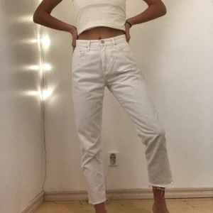 NLY Jeans - Vita jeans från Nelly. Tyvärr lite för korta för mig. Passar storlek XS/S. Köparen står för frakten!