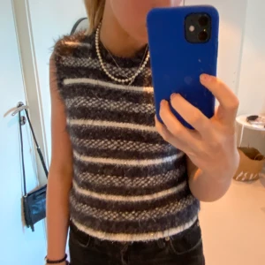 Stickad väst Zara - Säljer min fina stickade väst från Zara. Aldrig använt. Köptes för 2 månader sedan💕