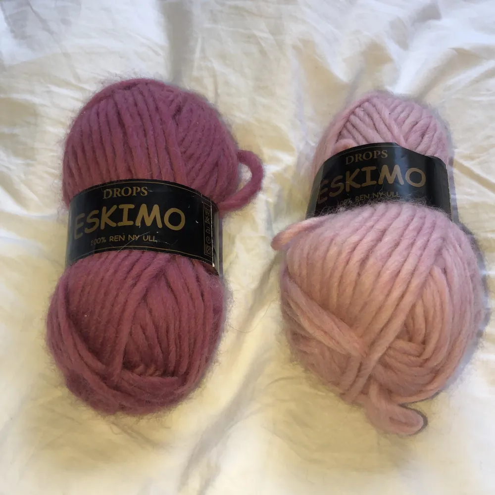 Två garnnystan i lila och lila/rosa. 100 % ren ny ull. 50 m per nystan. Oöppnade. 30 kr/st eller båda för 50 kr.. Övrigt.