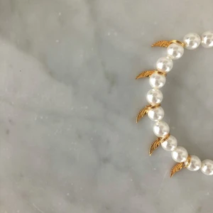 Pärlarmband - Ett fint oanvänt pärlarmband med guldiga änglavingar! Även jättefin som fotlänk! 199 kr! Från j.selma.p! Nickelfritt