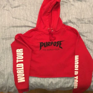 purpose the Word tour croppad hoodie - Croppad hoodie med skönt material inuti 