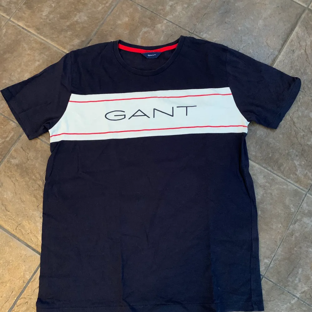 Gant T-shirt i storlek 140, betalning sker via swish. T-shirts.