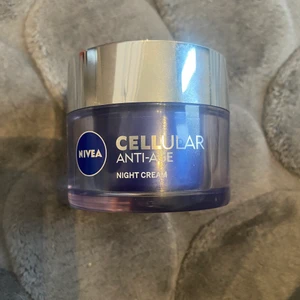Säljer denna anti age kräm från nivea - Säljer denna 50ml nattkräm från nivea. Den är testad men finns fortfarande jätte mycket kvar. Nypris ligger runt 200kr  beskrivning: Nivea Cellular Anti Age Night Cream är en nattkräm med anti age-egenskaper som accelererar hudens förnyelseprosess. Den innovativa formulan har en kombination av aktiva ingredienser, som exempelvis Hyaluronsyra som hjälper huden att binda vatten, Magnoliaextrakt som ökar hudens motståndskraft mot externa stressfaktorer och kreatin som ger cellerna energi. Den rika krämen går snabbt in i huden och ger en behaglig känsla. Reducerar rynkor och fina linjer, ger huden en fastare känsla samt verkar återfuktande.  Passar mogen hud. Milt parfymerad. 50 ml. Undrar man över något så är det bara att kontakta mig.