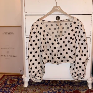 Prickig blus strl 50 - Croppad prickig blus från H&M med puffärmar. Använd ett fåtal gånger! Köparen står för frakt 🧡