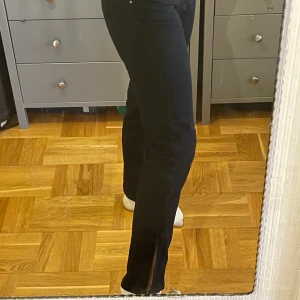 Jeans med slits - Svara jätte snygga raka Jens med slits nertill. Säljer pga att jag har dubbla par. 