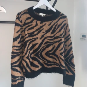 Sweatshirt/stickad tröja - Säljer denna supersköna sweatshirt/stickade tröja, materialet är verkligen så mjukt & den är väldigt bekväm att ha på sig, inte alls stickig som jag kan uppleva att många plagg är. Den är använd någon enstaka gång & säljes för 100kr + frakt💕