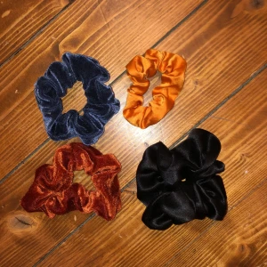 Scrunchies - Dessa säljs för 15 kr styck men ifall man vill ha flera kan man få två för 20, 3 för 30 och 4 för 40