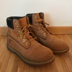 Timberland  - Klassiska Timberland kängor i st 36. Lite slitna framtill, annars i mycket fint skick! 😊 Köparen står för frakt 📦 