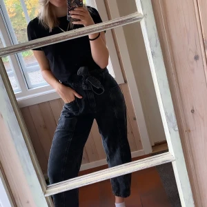 Bershka Balloon-jeans med snörning - Ett par sköna cargo/balloonjeans från Bershka! Två stora fickor framtill, svinsköna men kommer aldrig till användning. Använda 1 gång