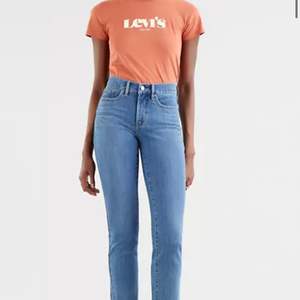 Levis jeans, använda 1 gång. Modell 314- Shaping straight. Lagt upp dem några cm, syns på sista bilden hur de sitter på mig, är 170cm
