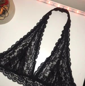 Spetsbh  -  Omgjord bh, jättefin men för liten. 