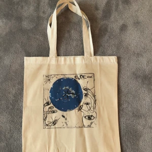 Tygkasse med The Cure tryck - En söt mindre tygkasse med The Cure albumtryck