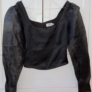 Blus med puffärm - Jättefin blus med puffärm. Aldrig använd, endast testad.  Köpt för 399kr men säljer för 130kr. Säljer då det inte är min stil. Dragkedja baktill på blusen. Slut på nakd hemsida. 🥰 Frakt tillkommer men kom gärna med egna bud! Kolla på sidan för att köpa paketpris. 