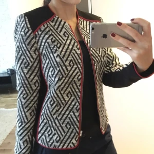  - Kavaj liknande från h&m väldigt populär, storlek XS. Köptes för 400-500kr (kommer inte ihåg). Använt den 1 gång! 