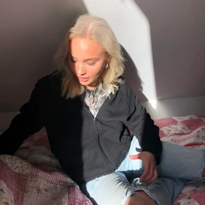 Svart ziphoodie - Snygg hoodie i bra skicka. Använd eyy fåtal gånger!