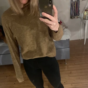 Stickad tröja  - Säljer en stickad tröja från H&M. St XS passar även S. Säljer för 100kr + frakt 