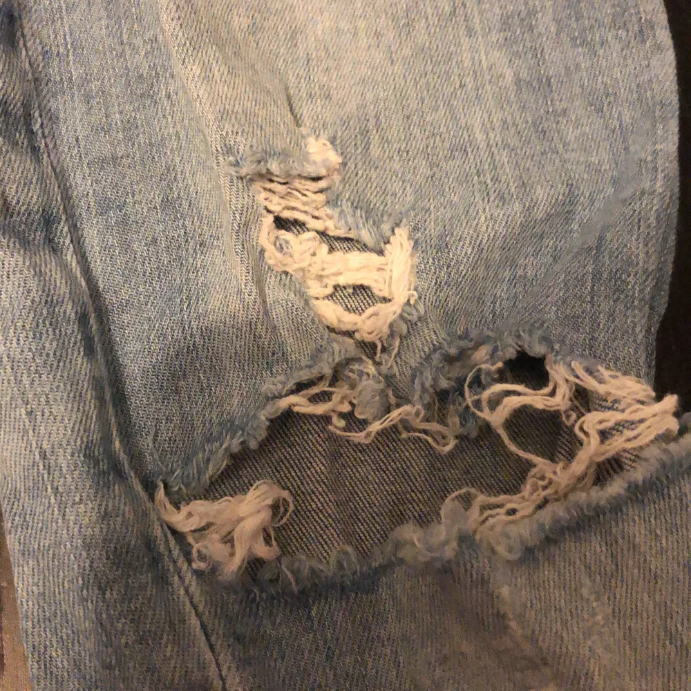 Jätte fina lågmidjade jeans med hål på båda knäna. Jeans & Byxor.