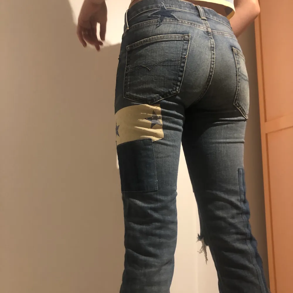 Säljer dessa super fina unika jeans från polo Ralph lauren med jätte fina detaljer⭐️ tjejen på bilen är 168 och e är lite korta på henne skulle säga att de passarna på en xs/s👌🏻. Jeans & Byxor.