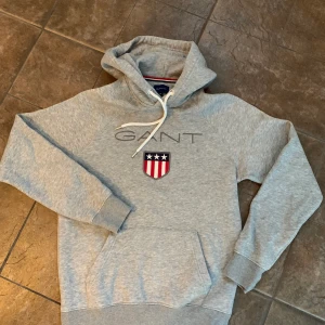 Gant hoodie grå - Grå gant hoodie i storlek XS, använd 3-4 gånger, betalning via swish