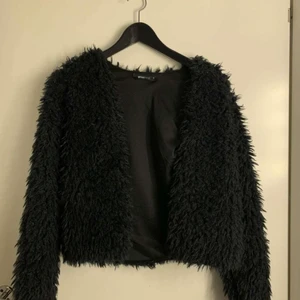 Fluffig kofta svart - Knappt använd. 