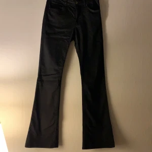 Bootcut jeans  - Bootcut jeans från h&m. Ordinarepris 299kr säljes för 45kr+frakt. Storlek 38