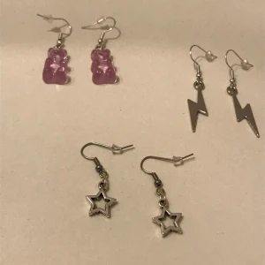 Billiga örhängen  - 50 kr st, eller alla för 135. Pluppar som förhindrar örhängena från att åka ut medkomemr. Bjuder på frakten om du köper alla💘☺(Aldrig använda såklart) 