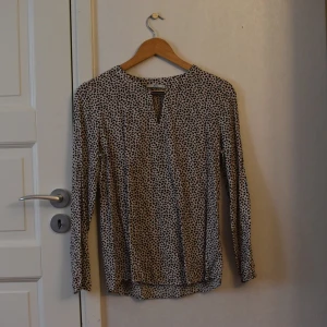 Esprit blus - Blus med fint mönster, inte använd många gånger så i fint skick. Storleken är M. 50 kr