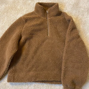 Lurvig tröja - Säljer denna oanvända bruna lurviga tröjan med dragkedja från pieces i storlek M men passar även S eller till och med XS beroende på hur man vill att den ska sitta:) 🤎 •Köparen står för frakt och betalning sker via swish•