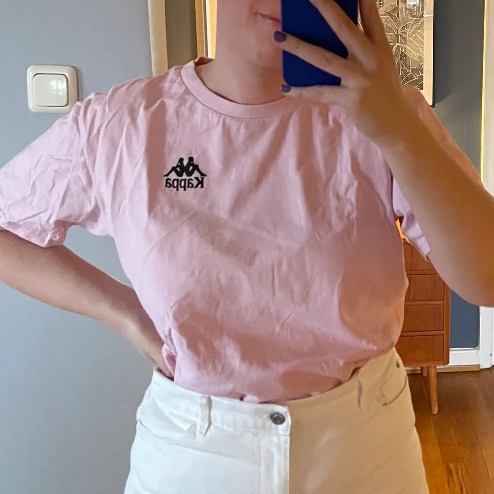 Rosa T-shorts från Kappa st. L. 100% bomull. Använd fåtalet ggr. Katt finns i hemmet, . T-shirts.