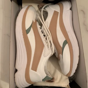 Massimo Dutti sneakers - Vita sneakers från Massimo Dutti (med detaljer av beige och grön) Passar storlek 36-37. Som nya, använda en gång. Dustbag samt förpackning finns kvar. Nypris 999kr. 