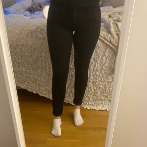 Svarta Levis jeans  - Svarta tajta Levis jeans. Brukar oftast rulla upp dessa någon centimeter och jag är 162cm lång. Sitter skitsnyggt 