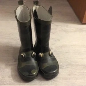 Barn stövlar - Väldigt lite använda.