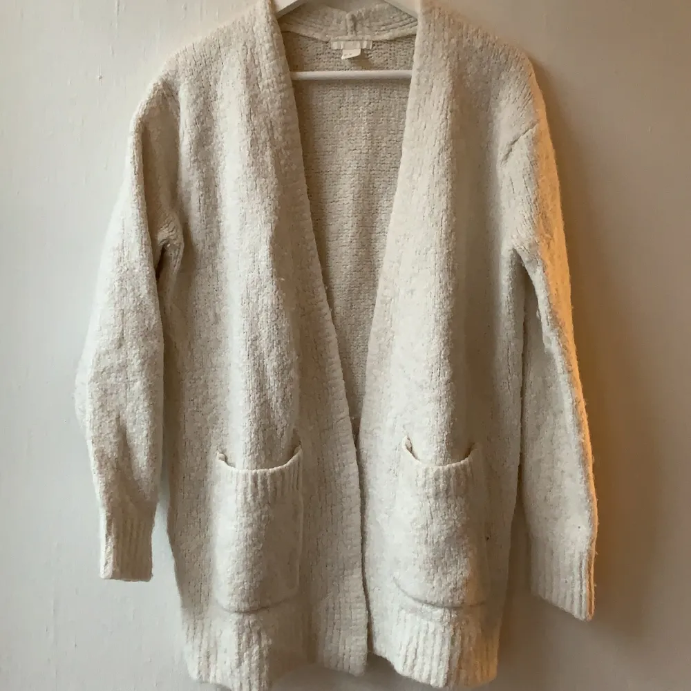 En vit stickad kofta från h&m. Ordinarepris 100kr säljes för 20kr+frakt. Storlek Xs. Neuletakit & Villapaidat.