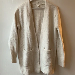 Vit stickad kofta - En vit stickad kofta från h&m. Ordinarepris 100kr säljes för 20kr+frakt. Storlek Xs