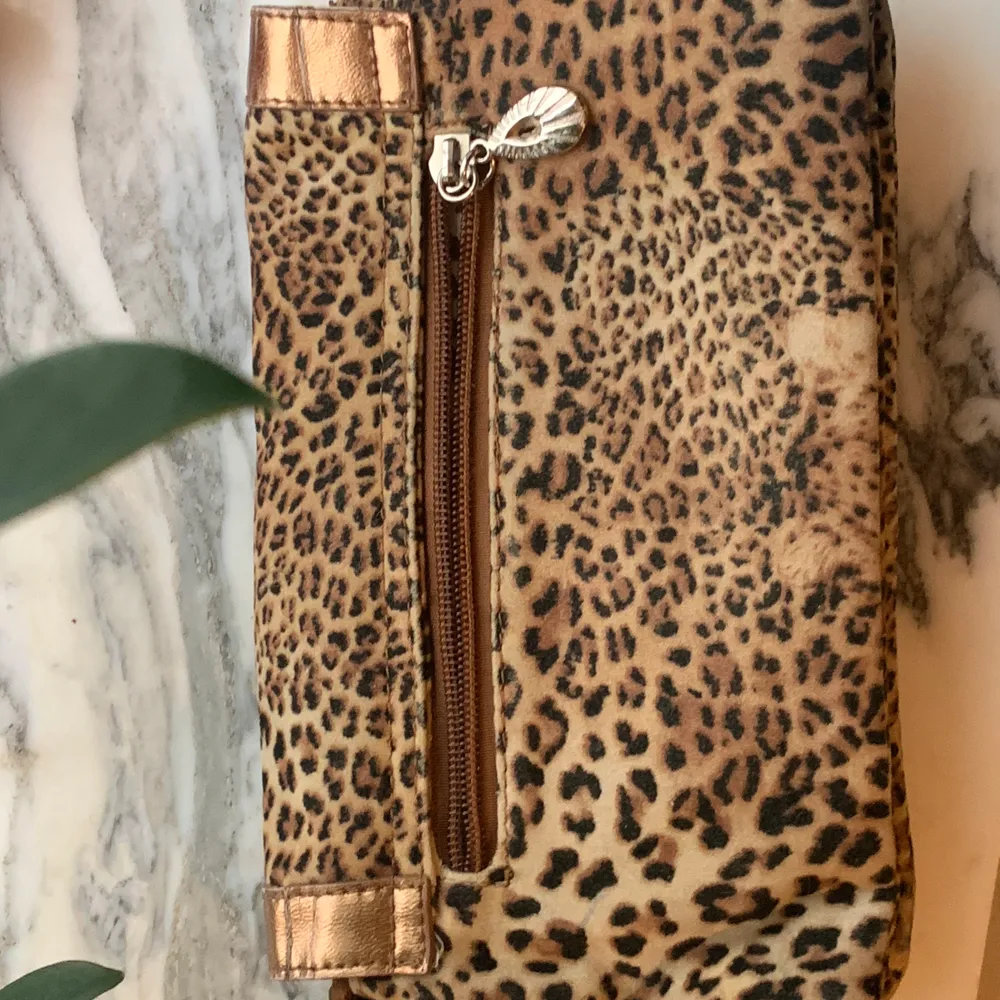 jättefin leopard handväska som jag köpte på humana i malmö, den kostade 250kr. jag har aldrig använt den men den är verkligen jättefin, den har inga problem med dragkedjor eller något sånt, budgivning i kommentarerna💕🙏🏻. Väskor.