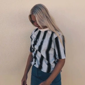 Oversize t-shirt - Guess t-shirt. Herr modell så den är oversize. Jag har vanliga fall storlek M. Ej använt så många gånger. I bra skick! Både till tjejer och killar!! Skriv om ni vill ha fler bilder! ❤️✨ köparen står för frakt. Pris kan alltid diskuteras.