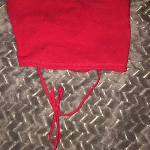 Topp - En söt liten tub top med öppen rygg. Eftersom banden går att reglera själv så kan tröjan passa på xs-s