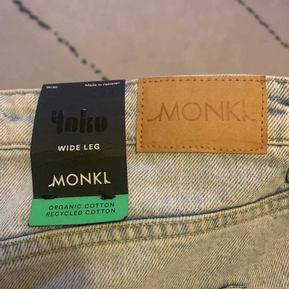 Helt nya jeans i modellen Yoko. De är aldrig använda och lappen är kvar. Köpta för 400kr. Pris kan diskuteras.🌻 Köparen står för eventuell frakt. Jeans & Byxor.