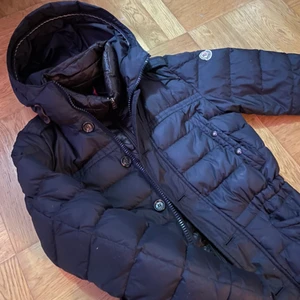 Moncler jacka dam st S - Sliten vid ena sidan vid handen på jackan, där av tagit ner på priset 