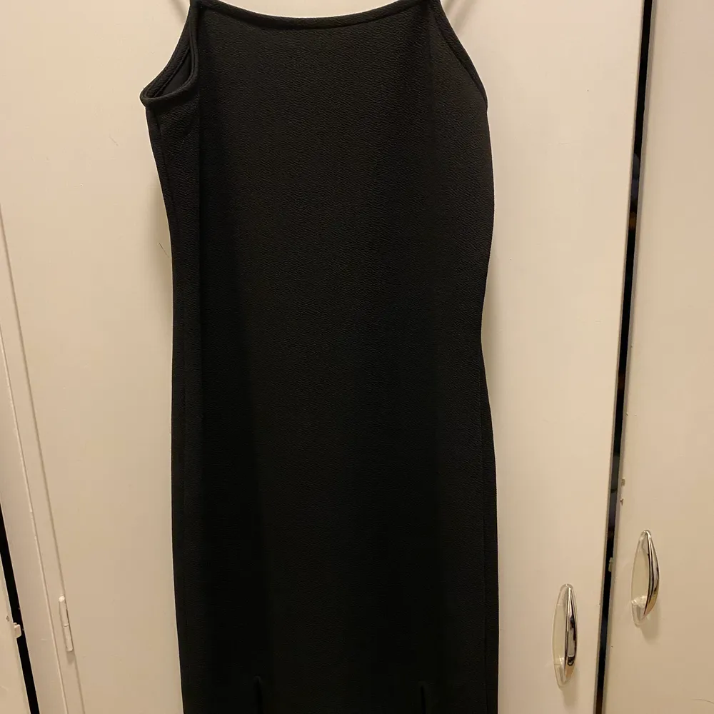 Jättefin svart kort klänning med två små slitsar fram. Lätt i materialet. Passar såväl till fest som till sommaren. Fint skick, klänningen är köpt från Vero Moda. . Klänningar.