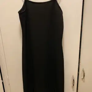 Jättefin svart kort klänning med två små slitsar fram. Lätt i materialet. Passar såväl till fest som till sommaren. Fint skick, klänningen är köpt från Vero Moda. 