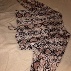 Tröja med ormmönster - Tunn croppad långärmad med ormmönster, använd 1 gång och som ny🐍
