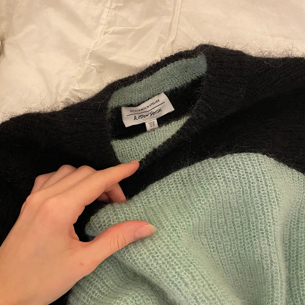 Superfin stickad tröja från &Other stories. Ser helt ny ut. Världens finaste mint-gröna färg! 50% mohair och 20% ull, så väldigt varm och skön nu i vinter. Nypriset låg på runt 800kr😇. Stickat.