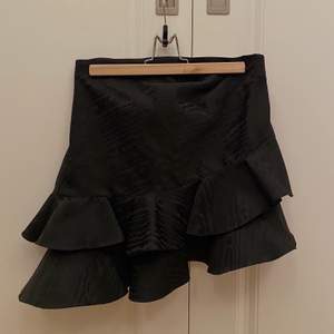 Superfin svart kjol som passar S/M! Använd endast 1 gång.