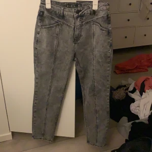 Gråa jeans - Helt oanvända jeans i storlek 40, de sitter typ som ”mom jeans”!