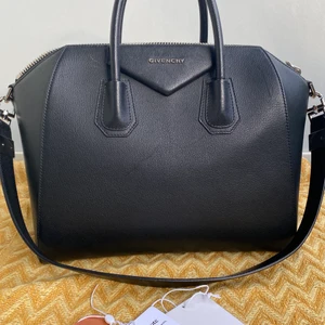 Givenchy Antigona Medium -  Säljer min väska som är i fint skick, säljs då den inte kommer till användning. Det finns en liten skråma på framsidan av väskan som finns med på bild. Väskan är köpt på Vestiaire Collective, äkthetsintyg och tags följs med. Pris kan diskuteras vid snabb affär. 