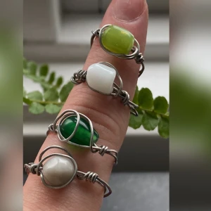 Handgjorda ringar  - Handgjorda ringar av pläterad ståltråd med pärlor. Man kan köpa alla ringar (40 sek) eller en (15 sek), två (22 sek), eller tre (30 sek) ringar. Dessa har alla en ungefär diameter på 17 mm, kan även möjligtvis anpassa storleken om så önskas.