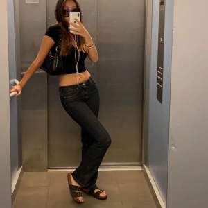 Säljer dessa lågmidjade bootcut jeansen i mörkblå färg💗💗 jag har storlek 34/XS och är 170 cm lång💗💗